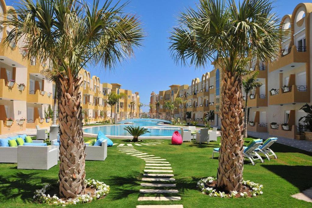 Cosi Vue Piscine Au Bord De La A Chott Meriem Et Dans Un Emplacement Privilegie